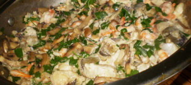 Морской окунь с грибами и креветками