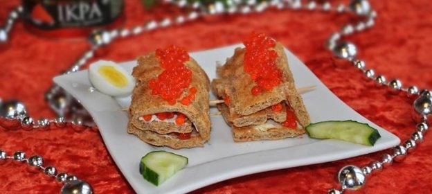 Простые канапе с сыром и икрой из хлебцев
