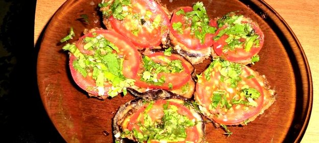 Жареные баклажаны с помидорами