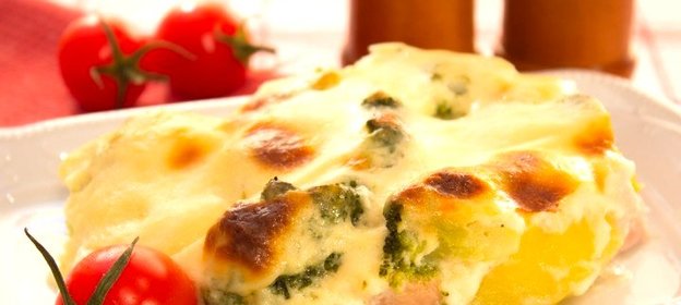 Запеканка с индейкой, брокколи и картофелем под соусом «Бешамель»