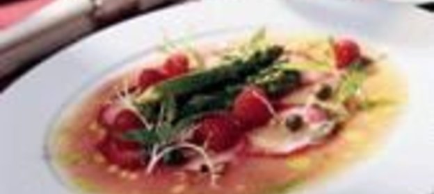 Карпаччо из морского черта с малиной и зеленой спаржей