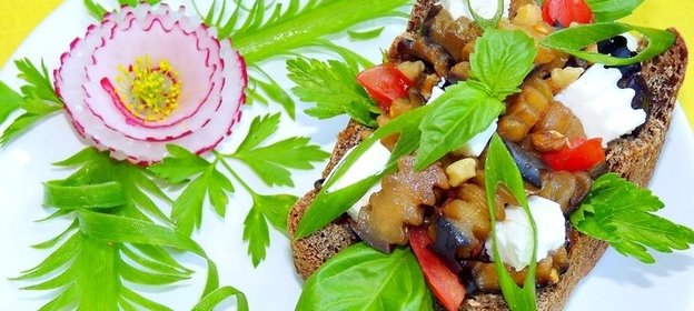 Салат из баклажанов в хлебной чаше