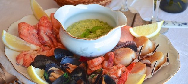 Морской коктейль с зеленым алиоли