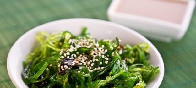Простой салат из морской капусты