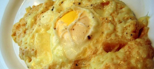 Яйца в топлёном молоке с белым хлебом и моцареллой