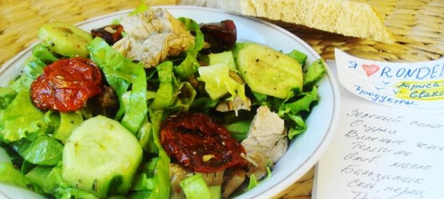 Зеленый салат с телятиной и вялеными томатами.