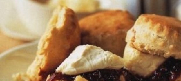 Сконы с маслом и джемом