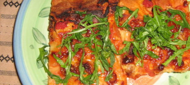 Пицца с домашними колбасками и рукколой