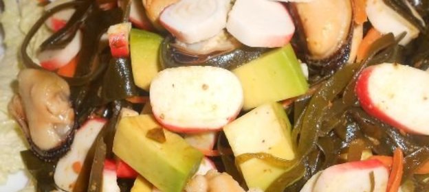 Салат «Морской» с мидиями и авокадо