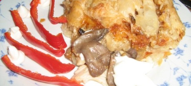 Слоеный пирог с курицей и грибами