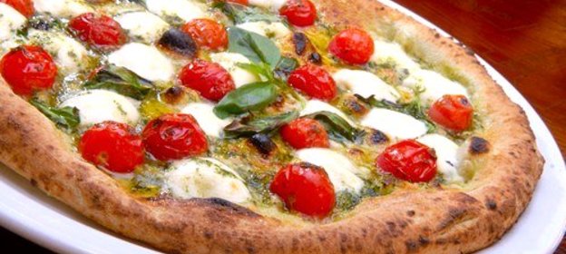 Сырная пицца с базиликом