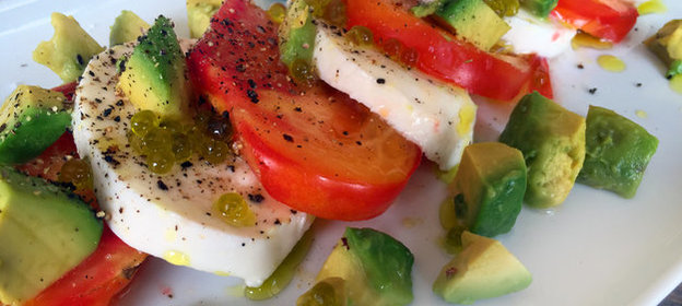 Салат Капрезе с авокадо
