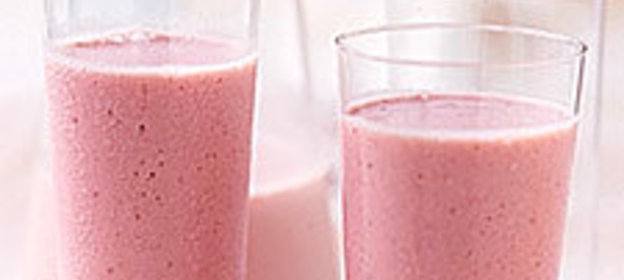 Бананово-клубничный смузи на завтрак