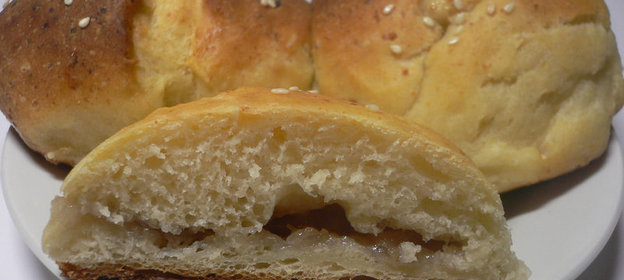 Булочки из творожно-дрожжевого теста с банановым вареньем