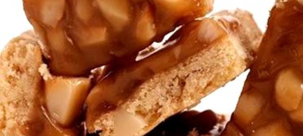 Пирожные с орехами макадамия и сиропом