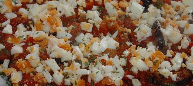 Салат с баклажаном в томатном соусе