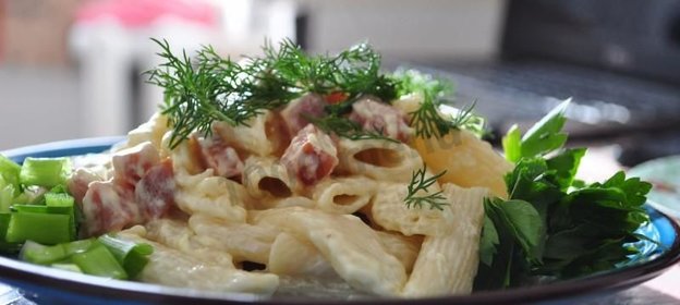 Макароны с копченой колбасой