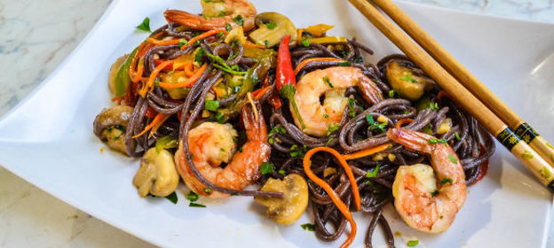 Чёрная рисовая лапша с креветками и овощами