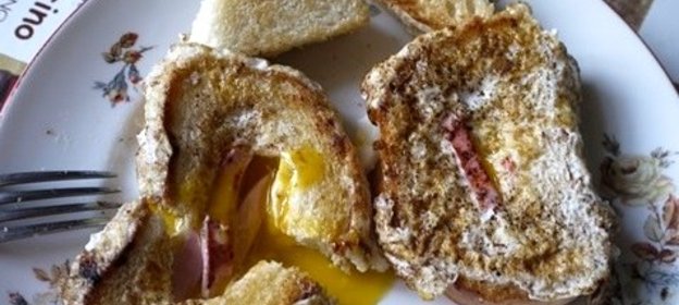 Яичница в хлебе с колбасой и сыром