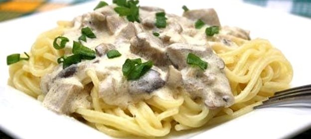 Паста с курицей и грибами в сливочном соусе