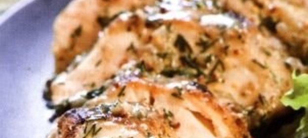 Говядина с морковью, луком, яблоками и сливами