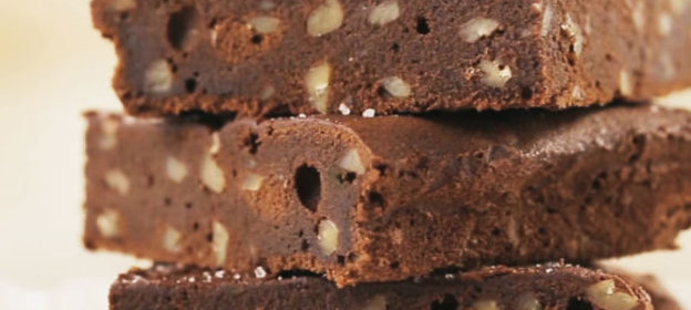 Брауни с орехами и морской солью