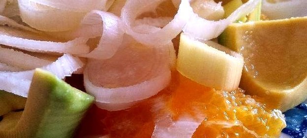 Салат из апельсина, авокадо, цитрона и лука-порея