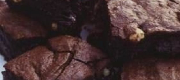 Шоколадные пирожные (печенье брауни) с лесными орехами