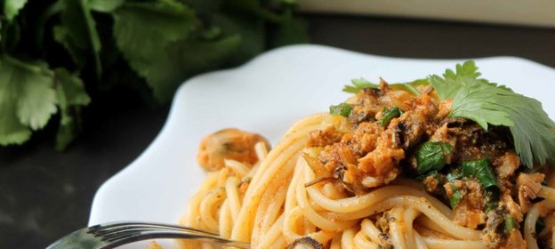 Спагетти с соусом из мидий