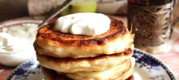 Пышные творожные оладьи на кефире с яблоками и ванилью