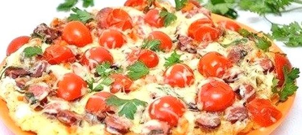 Картофельная пицца с колбасками