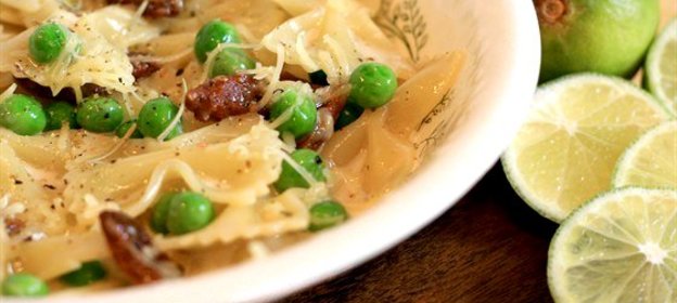 Фарфалле карбонара с зеленым горошком