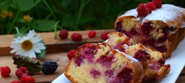 Кекс с ежевикой и малиной