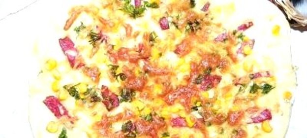 Пицца с колбасой и кукурузой
