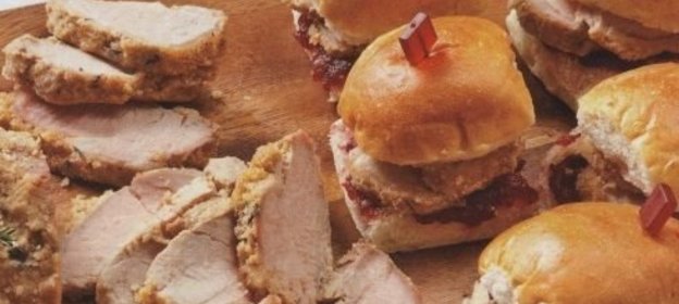 Булочки со свининой и клюквенным соусом