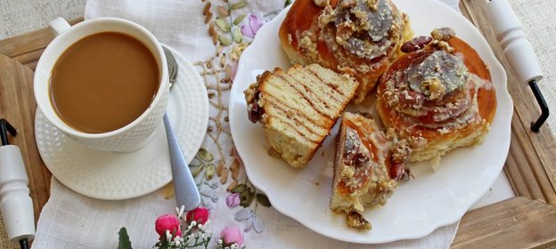 «Cinnabon (Синнабон)» с глазурью из белого шоколада и орехами