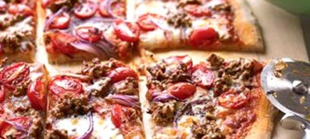 Пицца с говядиной и помидорами