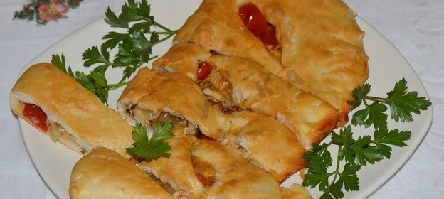 Закрытая пицца кальцоне с курицей и грибами