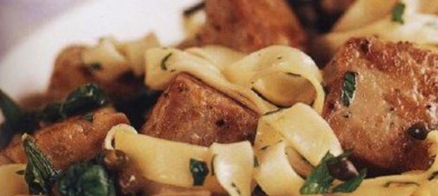 Лапша тальятелле с тунцом, каперсами и рукколой