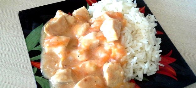 Гуляш из куриной грудки с помидорами