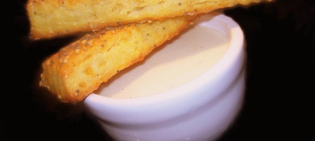 Закуска Сырные палочки с тёплым соусом-дип