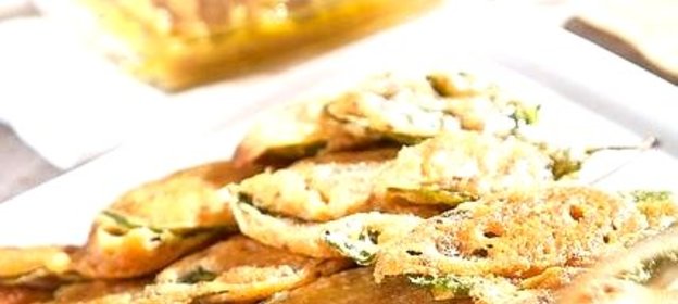 Шпинат в кляре с соусом чатни