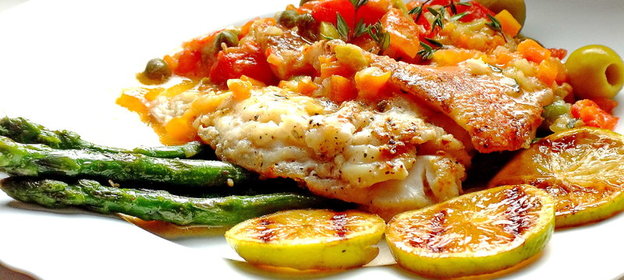 Морской окунь с зеленой спаржей под овощным соусом