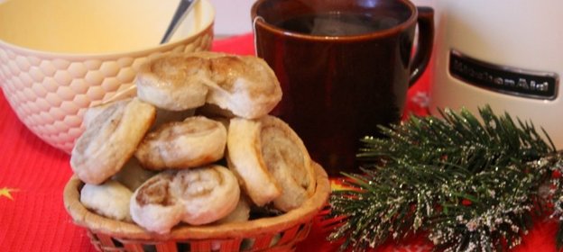 Печенье Ушки из слоеного теста с корицей