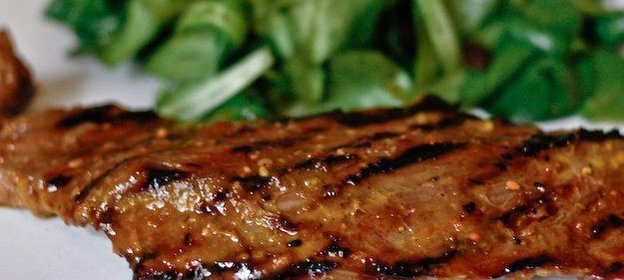 Говяжий стейк на гриле с соусом барбекю из кофе