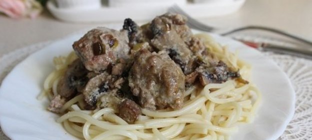 Спагетти с фрикадельками в сметанно-грибном соусе