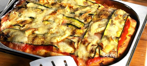 Пицца с сыром таледжо и цукини