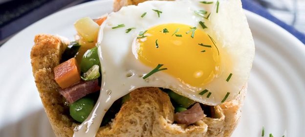 Гнезда из хлеба с овощами и перепелиными яйцами