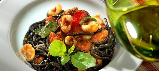 Черные спагетти с соусом из помидо­ров и каракатиц