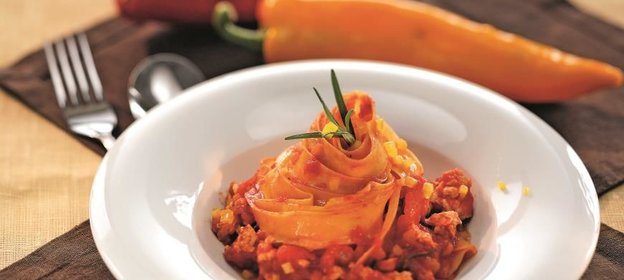 Паста со сладким перцем и курицей алла болоньезе